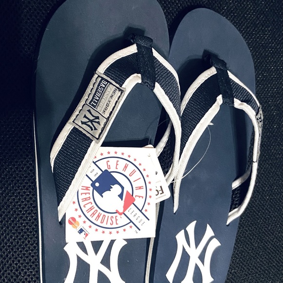 NY Yankees Men’s Slides NWT/S - Picture 1 of 3